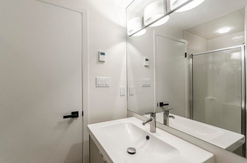 962 11Th Avenue E, Vancouver, BC 
