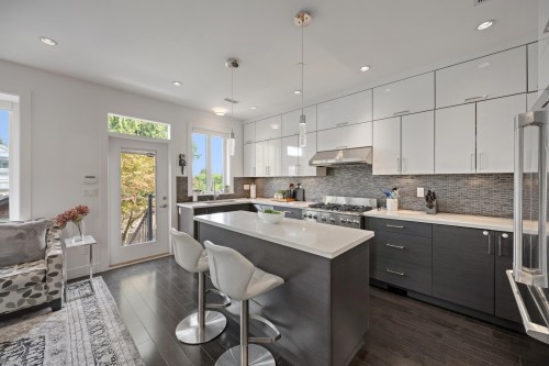 285 19Th Avenue E, Vancouver, BC - Indoor Photo Showing Kitchen With Upgraded Kitchen