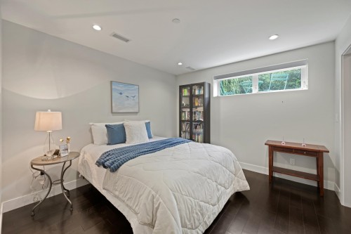 285 19Th Avenue E, Vancouver, BC - Indoor Photo Showing Bedroom