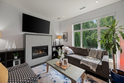 285 19Th Avenue E, Vancouver, BC - Indoor Photo Showing Living Room With Fireplace
