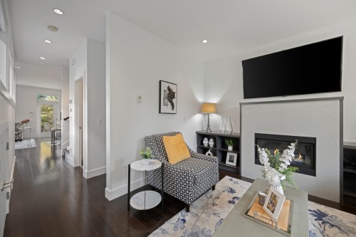 285 19Th Avenue E, Vancouver, BC - Indoor Photo Showing Living Room With Fireplace