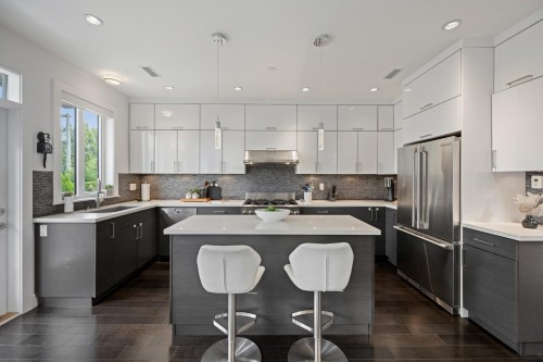 285 19Th Avenue E, Vancouver, BC - Indoor Photo Showing Kitchen With Upgraded Kitchen