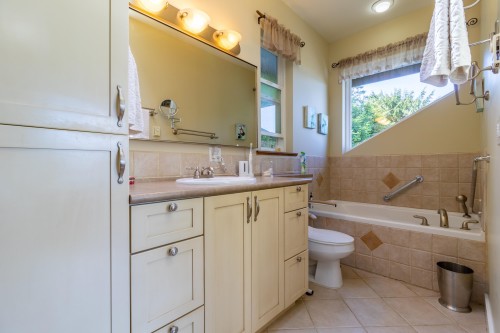 1602 Chart Drive, Pender Island, BC - Indoor Photo Showing Bathroom