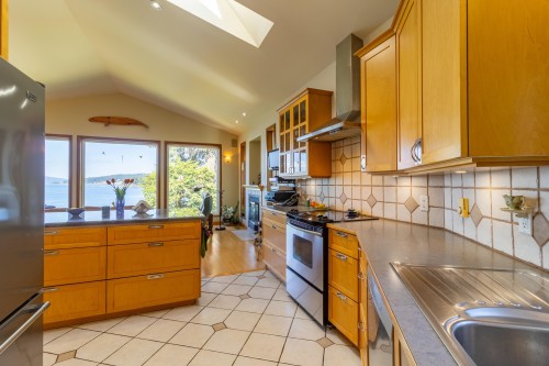 1602 Chart Drive, Pender Island, BC - Indoor Photo Showing Kitchen