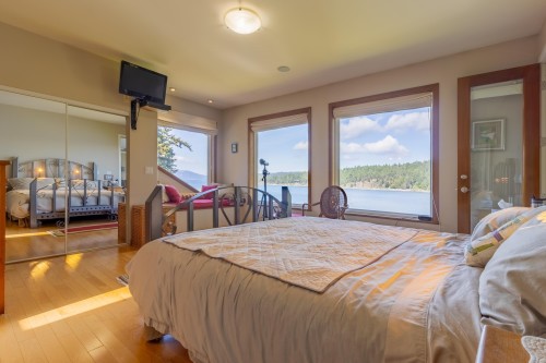 1602 Chart Drive, Pender Island, BC - Indoor Photo Showing Bedroom