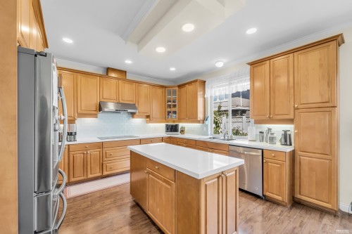 6231 Dunsmuir Crescent, Richmond, BC - Indoor Photo Showing Kitchen With Double Sink