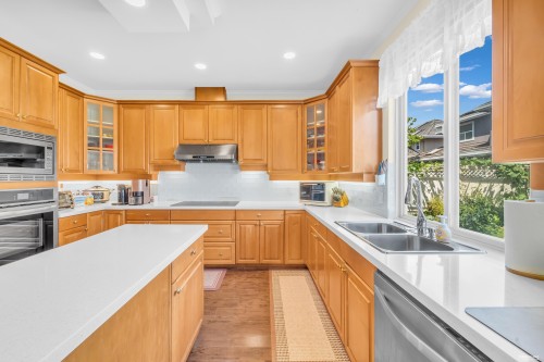 6231 Dunsmuir Crescent, Richmond, BC - Indoor Photo Showing Kitchen With Double Sink