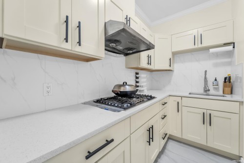6231 Dunsmuir Crescent, Richmond, BC - Indoor Photo Showing Kitchen With Upgraded Kitchen