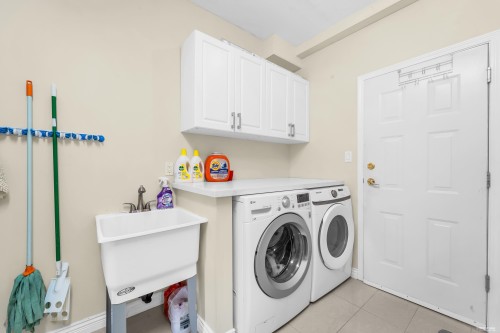 6231 Dunsmuir Crescent, Richmond, BC - Indoor Photo Showing Laundry Room