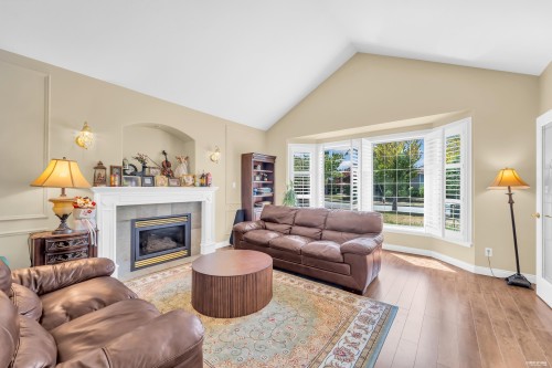 6231 Dunsmuir Crescent, Richmond, BC - Indoor Photo Showing Living Room With Fireplace