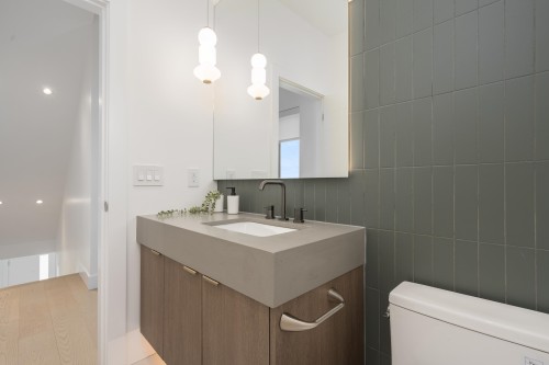 3-8483 16Th Avenue, Burnaby, BC - Indoor Photo Showing Bathroom