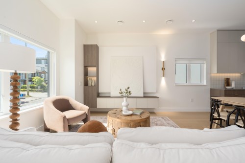3-8483 16Th Avenue, Burnaby, BC - Indoor Photo Showing Living Room