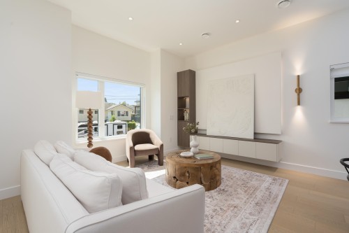 3-8483 16Th Avenue, Burnaby, BC - Indoor Photo Showing Living Room