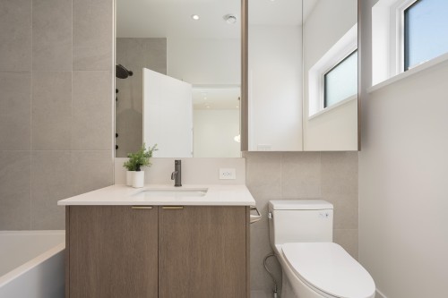 3-8483 16Th Avenue, Burnaby, BC - Indoor Photo Showing Bathroom