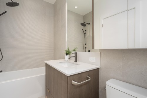 3-8483 16Th Avenue, Burnaby, BC - Indoor Photo Showing Bathroom