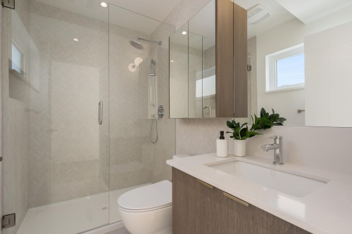 3-8483 16Th Avenue, Burnaby, BC - Indoor Photo Showing Bathroom