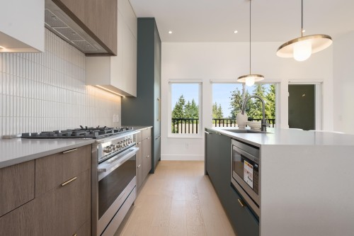 3-8483 16Th Avenue, Burnaby, BC - Indoor Photo Showing Kitchen With Upgraded Kitchen