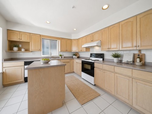 6212 Vivian Street, Vancouver, BC - Indoor Photo Showing Kitchen