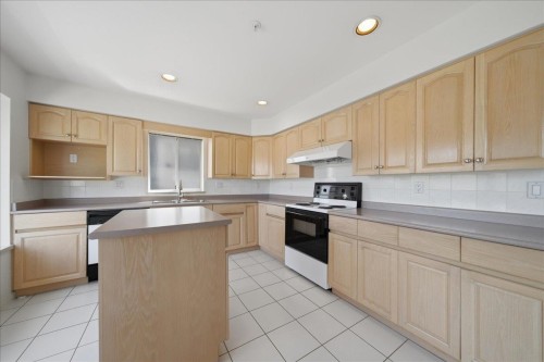 6212 Vivian Street, Vancouver, BC - Indoor Photo Showing Kitchen