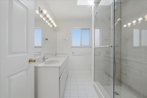 6212 Vivian Street, Vancouver, BC - Indoor Photo Showing Bathroom