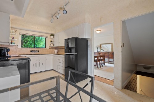 2138 Nelson Avenue, West Vancouver, BC - Indoor Photo Showing Kitchen