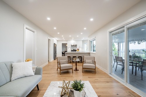 2824 Nash Drive, Coquitlam, BC - Indoor Photo Showing Living Room