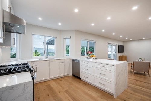 2824 Nash Drive, Coquitlam, BC - Indoor Photo Showing Kitchen