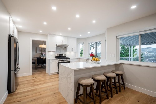 2824 Nash Drive, Coquitlam, BC - Indoor Photo Showing Kitchen With Upgraded Kitchen