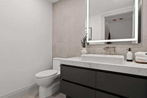 3-1491 Devonshire Crescent, Vancouver, BC - Indoor Photo Showing Bathroom