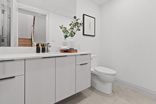 3-1491 Devonshire Crescent, Vancouver, BC - Indoor Photo Showing Bathroom