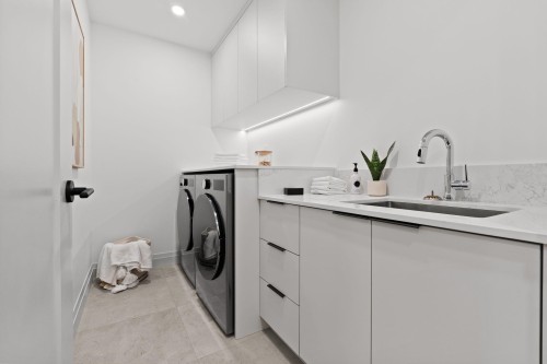 3-1491 Devonshire Crescent, Vancouver, BC - Indoor Photo Showing Laundry Room