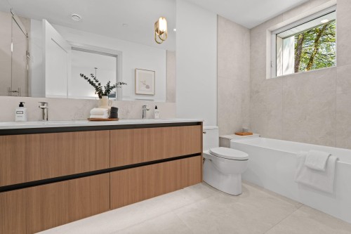 3-1491 Devonshire Crescent, Vancouver, BC - Indoor Photo Showing Bathroom