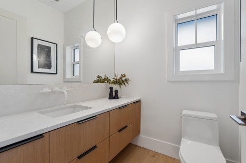 1234 19Th Avenue E, Vancouver, BC - Indoor Photo Showing Bathroom