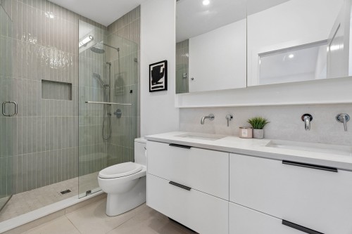 1234 19Th Avenue E, Vancouver, BC - Indoor Photo Showing Bathroom