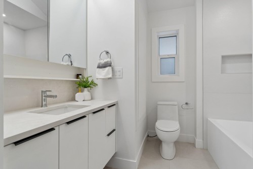1234 19Th Avenue E, Vancouver, BC - Indoor Photo Showing Bathroom