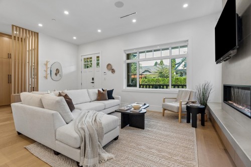 1234 19Th Avenue E, Vancouver, BC - Indoor Photo Showing Living Room