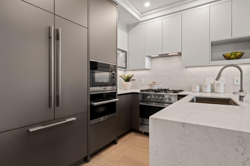 4-1491 Devonshire Crescent, Vancouver, BC - Indoor Photo Showing Kitchen With Upgraded Kitchen