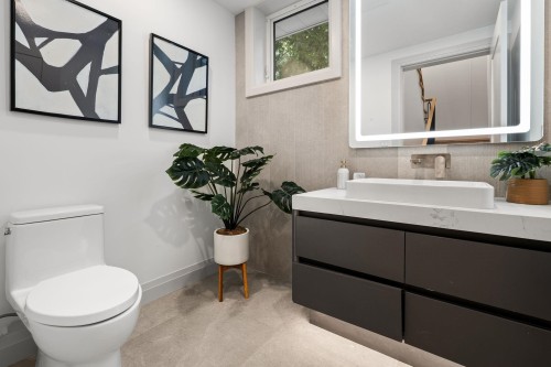 4-1491 Devonshire Crescent, Vancouver, BC - Indoor Photo Showing Bathroom