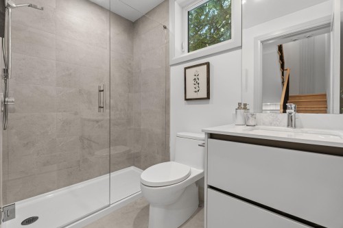 4-1491 Devonshire Crescent, Vancouver, BC - Indoor Photo Showing Bathroom