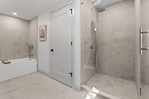 4-1491 Devonshire Crescent, Vancouver, BC - Indoor Photo Showing Bathroom