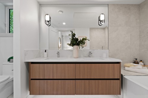 4-1491 Devonshire Crescent, Vancouver, BC - Indoor Photo Showing Bathroom