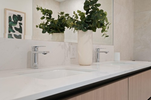 4-1491 Devonshire Crescent, Vancouver, BC - Indoor Photo Showing Bathroom
