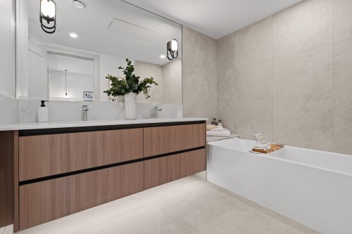 4-1491 Devonshire Crescent, Vancouver, BC - Indoor Photo Showing Bathroom