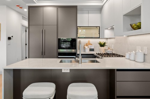 4-1491 Devonshire Crescent, Vancouver, BC - Indoor Photo Showing Kitchen With Double Sink With Upgraded Kitchen