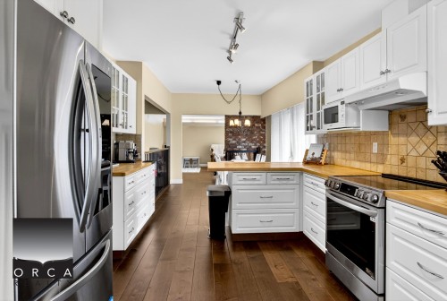 981 Kinsac Street, Coquitlam, BC - Indoor Photo Showing Kitchen With Upgraded Kitchen