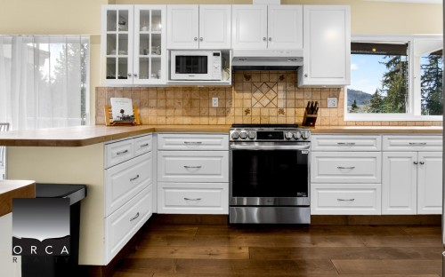 981 Kinsac Street, Coquitlam, BC - Indoor Photo Showing Kitchen