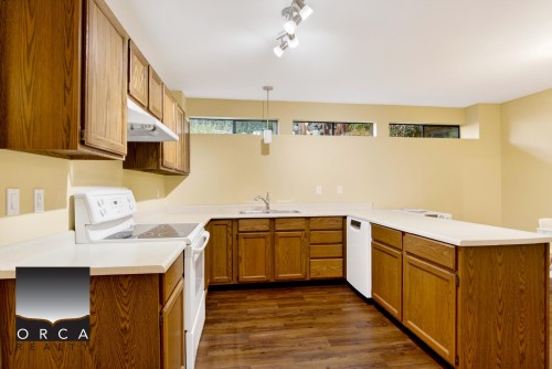 981 Kinsac Street, Coquitlam, BC - Indoor Photo Showing Kitchen With Double Sink