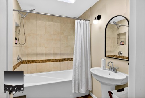 981 Kinsac Street, Coquitlam, BC - Indoor Photo Showing Bathroom