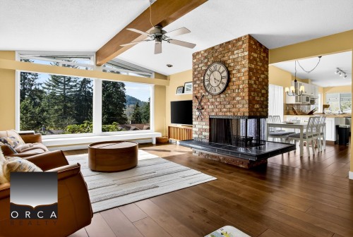 981 Kinsac Street, Coquitlam, BC - Indoor Photo Showing Living Room With Fireplace