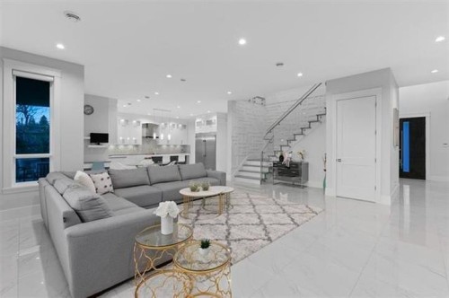 338 Mundy Street, Coquitlam, BC - Indoor Photo Showing Living Room